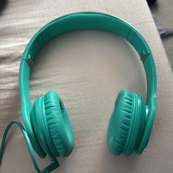 Beats by Dr Dre teal and in great condition - Picture 1 of 10